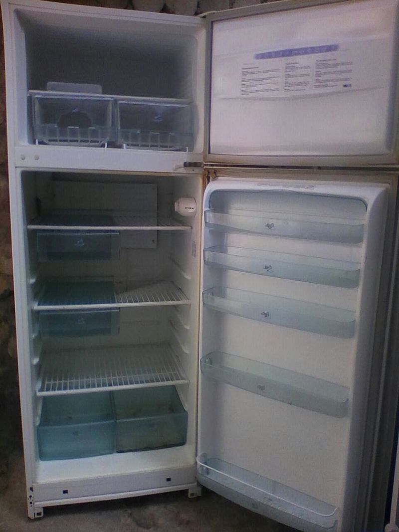 Estamos vendendo uma geladeira electrolux branca