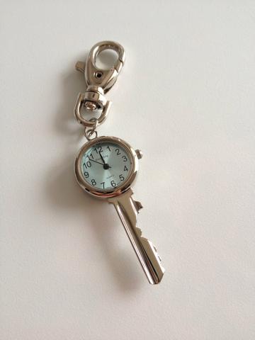 Chaveiro com relógio formato de chave