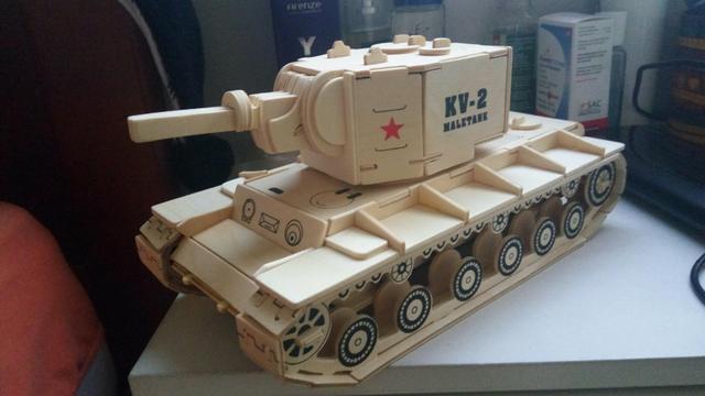 Modelo 1/18 em madeira KV-2 tank montado