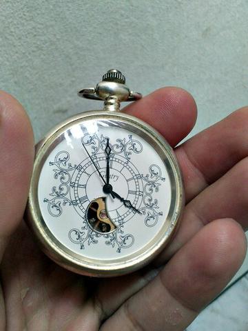 Relógio antigo de bolso à corda
