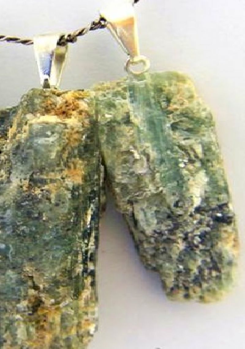 Canudo pingente cianita verde mineral natura, cordao em