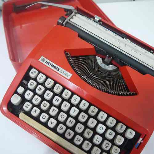 Maquina De Escrever (datilográfica) Hermes Baby Vermelha