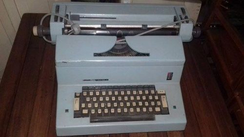 Máquina De Escrever Elétrica Olivetti Tekne 3