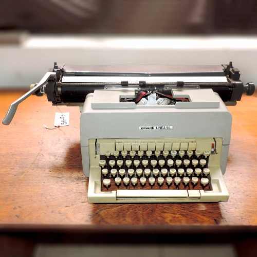 Máquina De Escrever Marca Olivetti Modelo Linea 98 - Ba76