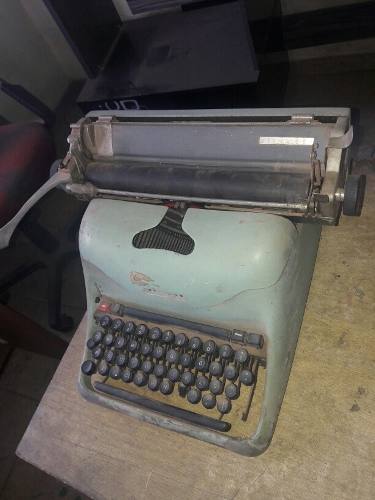 Máquina De Escrever Olivetti