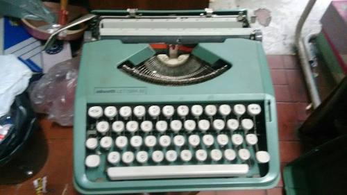 Máquina De Escrever Olivetti Lettera 82 Completa