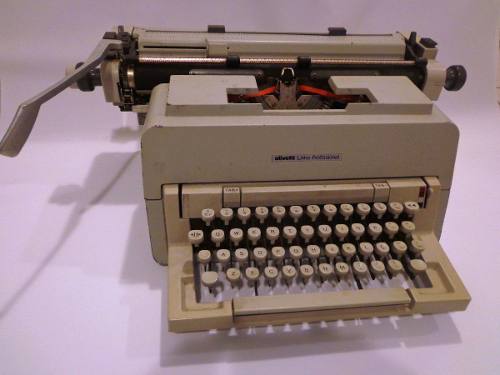 Máquina De Escrever Olivetti Linha Profissional Anos 80