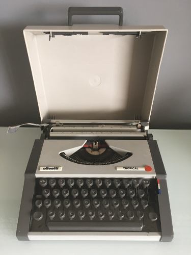 Máquina De Escrever Olivetti Tropical Anos 80