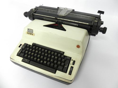 Máquina De Escrever Olympia