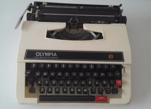 Máquina De Escrever Olympia Portátil
