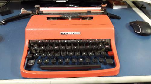 Máquina De Escrever Olivetti Lettera 32