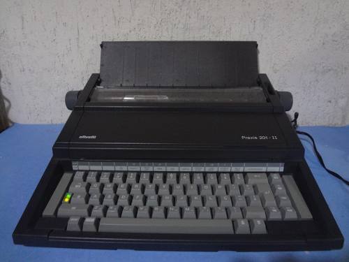 Máquina De Escrever Olivetti Praxis 201 - I I