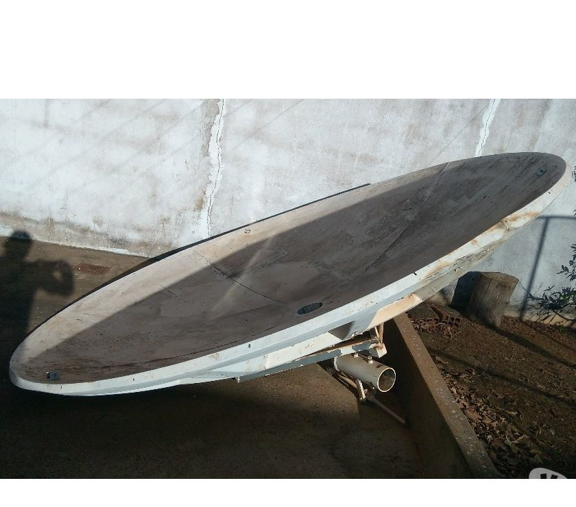Antena parabolica grande de fibra com diametro de 2,5 metros