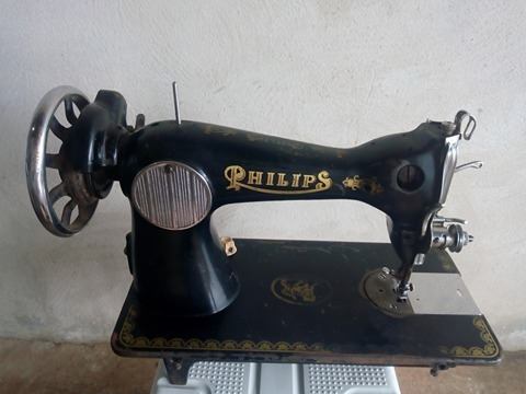 Máquina De Costura Antiga Philips Em Ótimo Estado