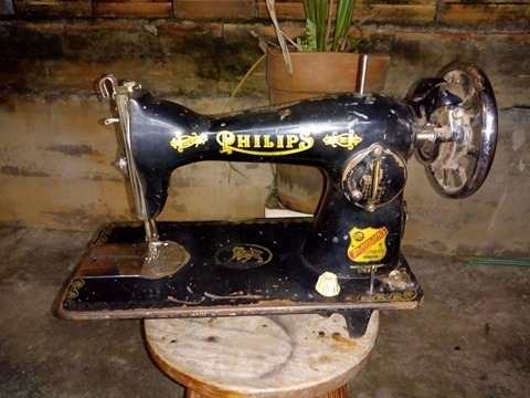 Máquina De Costura Philips (antiga) Em Bom Estado