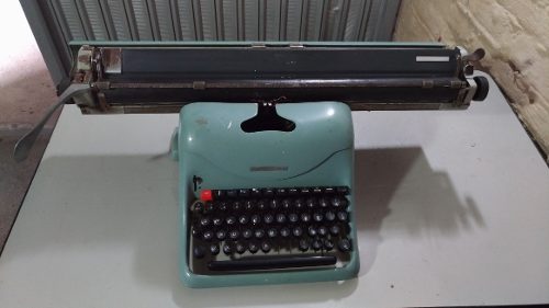 Maquina De Escrever Oliveti 80 Antiga Para Decoracao