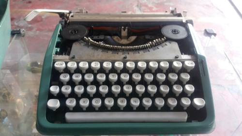Máquina De Escrever Antiga Olivetti Lettera 82 Leia A