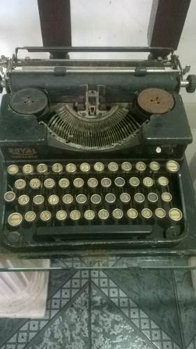 Maquina De Escrever Royal Antiga 