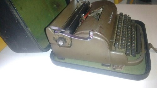 Máquina De Datilografar Remingtom Uma Relíquia