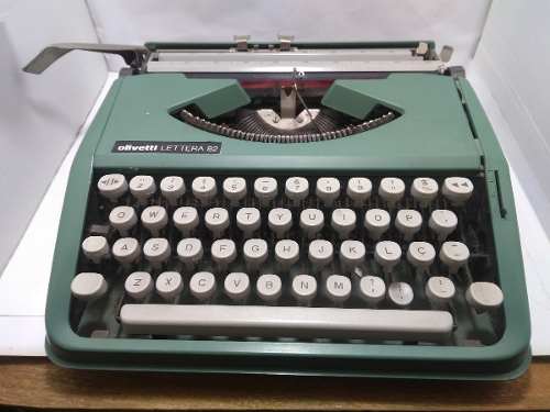 Máquina De Escrever Antiga Olivetti Lettera 82
