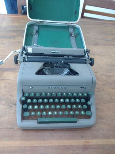 Máquina De Escrever Antiga Royal Teclado Em Russo Cirílico