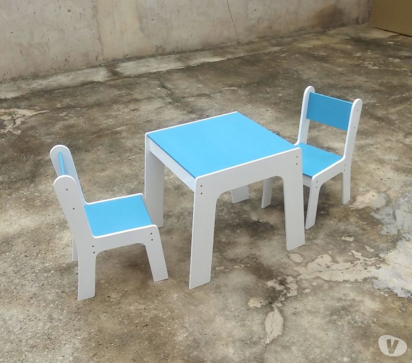 mesas infantil de madeira com 2 cadeiras por 129
