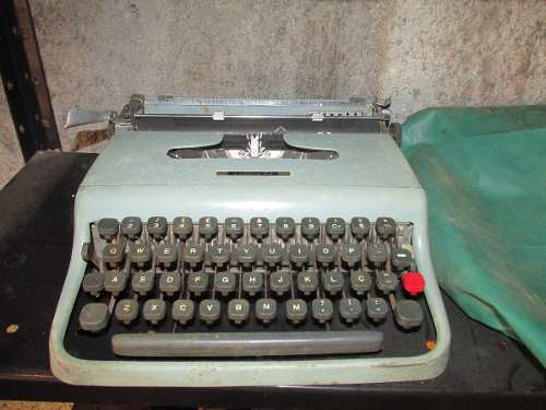 Antiga Maquina De Escrever Olivetti Portatil Lettera 22