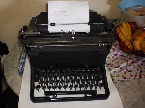 Maquina De Escrever Antiga E Funcionando