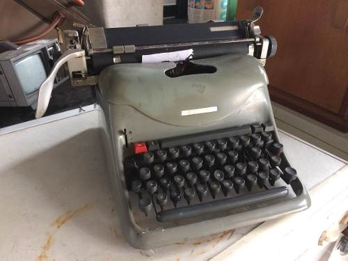Máquina De Escrever Olivett Funcionando Zn Horto Sp