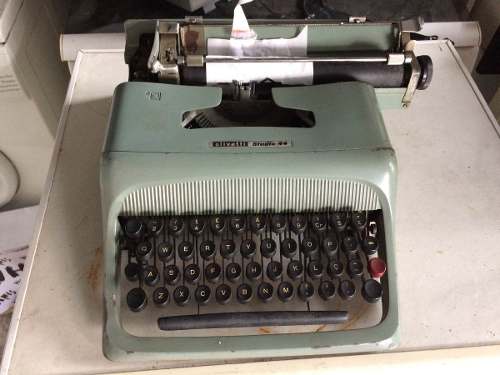 Máquina De Escrever Olivetti Studio 44 Funciona Zn Horto Sp