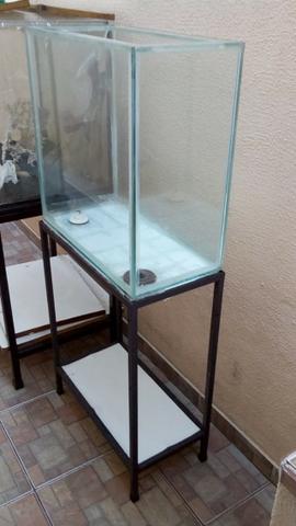 Aquario contendo vidro e suporte
