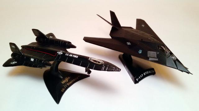 Aviões Stealth F-117 + Blackbird SR-71 - miniaturas em metal coleção