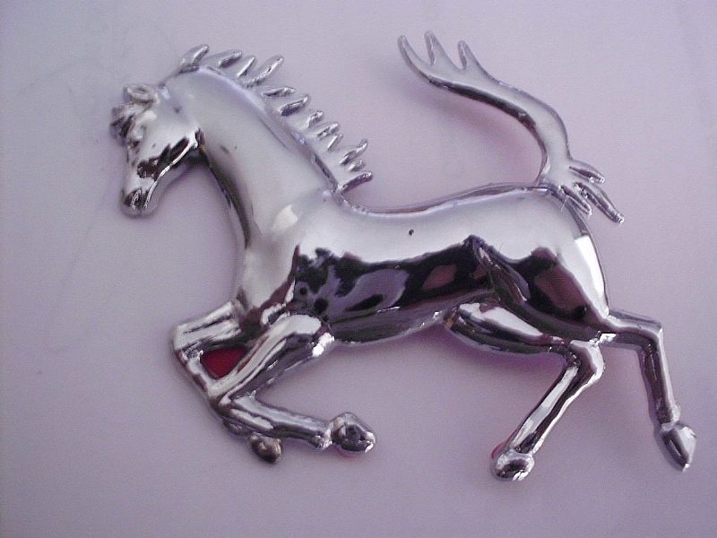 Emblema cavalo ferrari cromado le cod. 