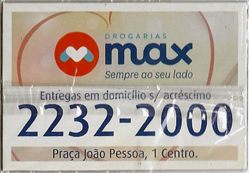 Max drogaria logomarca coracao, corte reto, tarjas vermelha