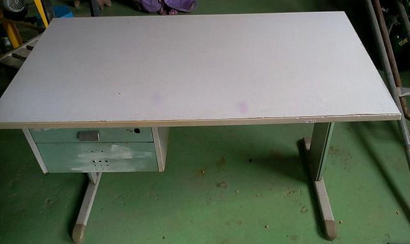 Mesa branca com duas gavetas para escritorio