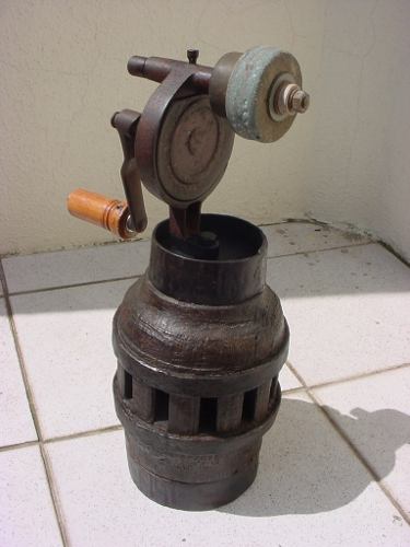 Antigo Esmeril Manivela Com Pedra, Com Base Madeira Carroça