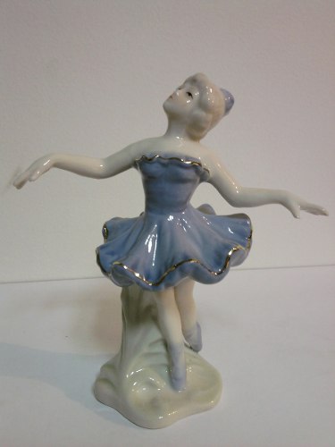 Delicada Bailarina Em Porcelana.