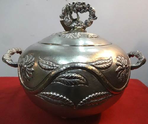 Linda E Grande Sopeira Em Metal Prateado.