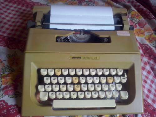 Maquina De Escrever Olivetti Lettera 25 Com Mala Original