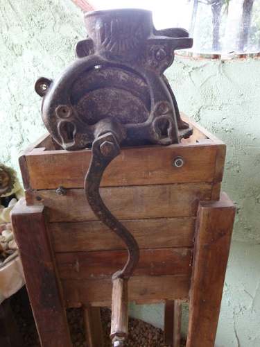 Moedor Antigo Com O Móvel