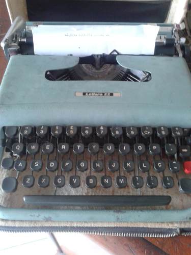 Máquina De Escrever Olivetti Lettera 22