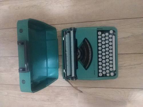 Máquina De Escrever Olivetti Lettera 82 Verde