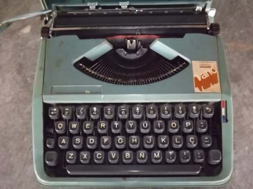 Máquina De Escrever Olivetti Lettera 82 Verde C/ Capa #