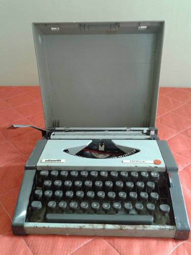Máquina De Escrever Olivetti Tropical