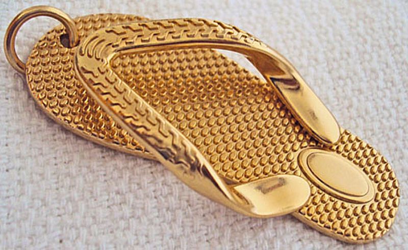 Sandalia, pingente modelo havaiana com argola, metal ouro