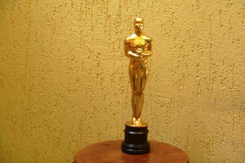 Réplica De Troféu Oscar Em Plástico, Dourado.