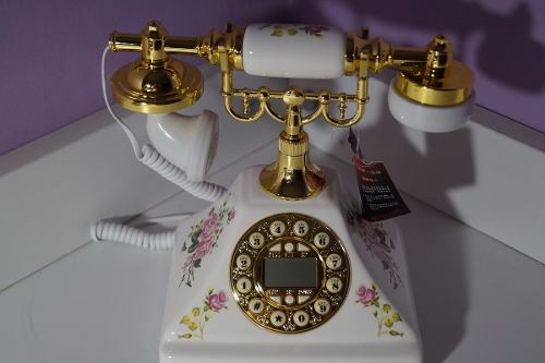 Telefone Modelo Antigo Em Porcelana Chinesa