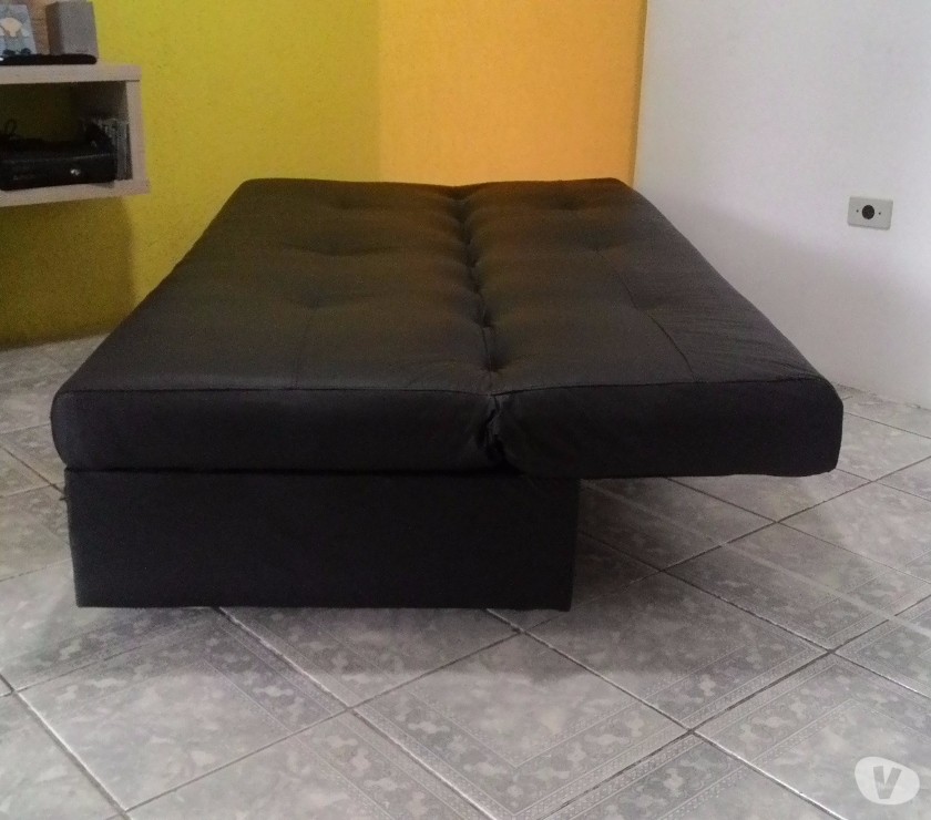 Vendo sofá-cama preto.