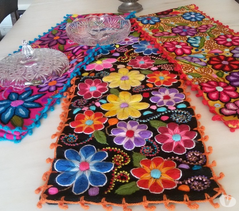 caminho de mesa em lã bordado a mão