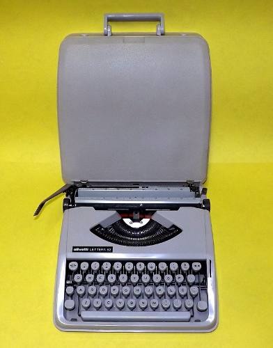 Máquina De Escrever Olivetti Lettera 82 Portátil C/ Maleta